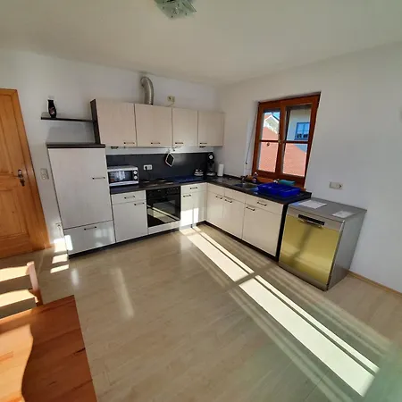 Ruhige Lage - Ust Ausweisbar - Netflix, Youtube Premium - Waschmaschinen, Waeschetrockner Apartment